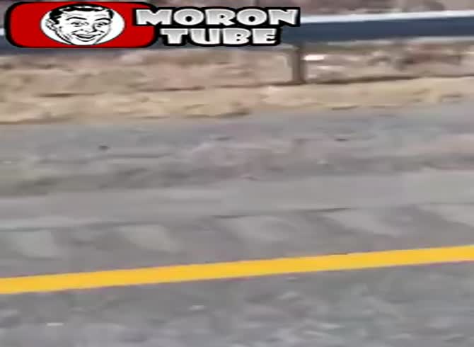 Video :On the highway, she masturbate for truckers!